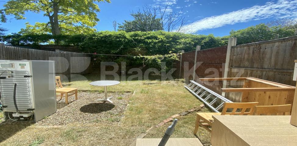 			LET , 4 Bedroom, 1 bath, 1 reception House			 Cottage Grove, Clapham North